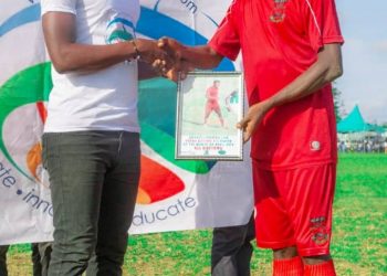 PHOTO REMINDER: Ali Muftawu of Nzema Kotoko receiving player of the month award from Domesticsportsgh.com brand Director Samuel Enyan.