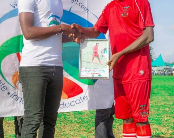 PHOTO REMINDER: Ali Muftawu of Nzema Kotoko receiving player of the month award from Domesticsportsgh.com brand Director Samuel Enyan.