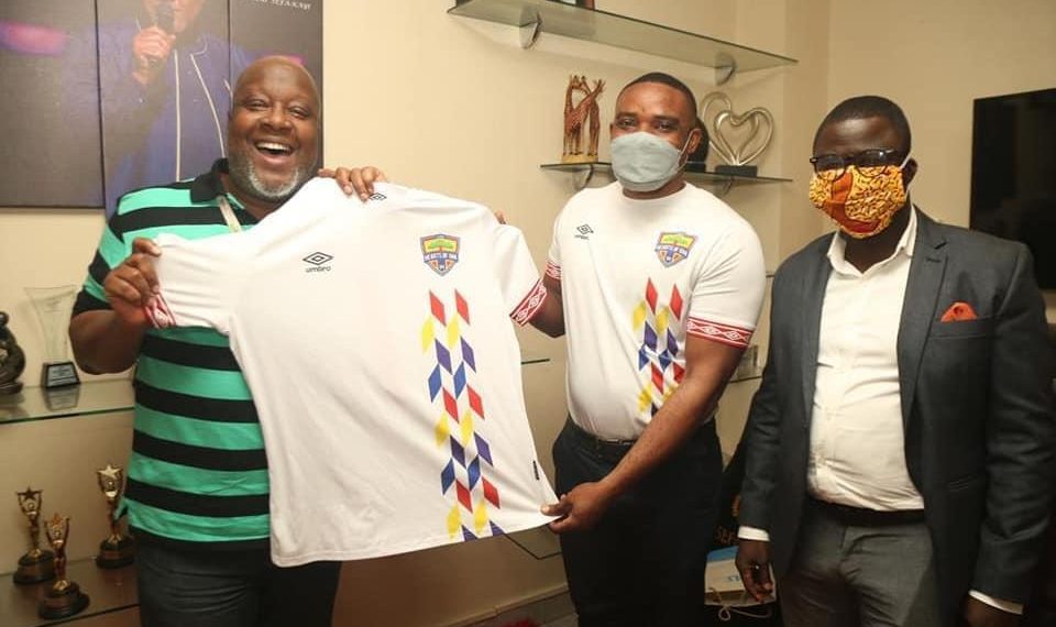 VIDEO:Hearts of Oak presents Special jersey to their famous fan Kwame Sefa Kayi of Peace FM