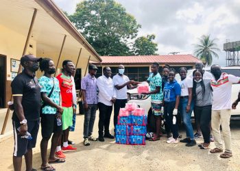 PHOTOS & VIDEO: Karela United FC and Sponsor Ghana Gas Clean up Aiyinasi