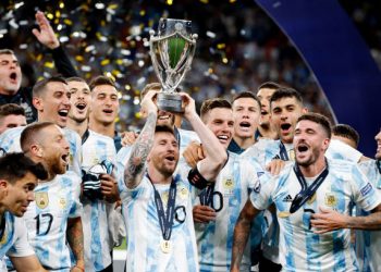 Messi wins another trophy, matches CR7