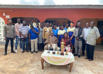 Nsein SHS presents trophy to Awulae Agyefi Kwame II