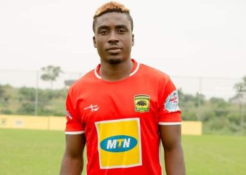 Former Asante Kotoko defender Patrick Yeboah training with Police FC over a possible move